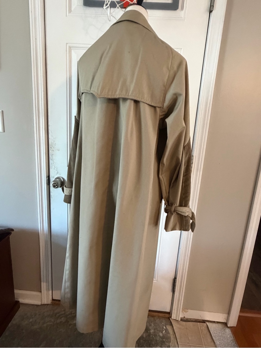 London Fog women’s vintage trench coat featuring structured collar size 12 - Picture 6 of 7